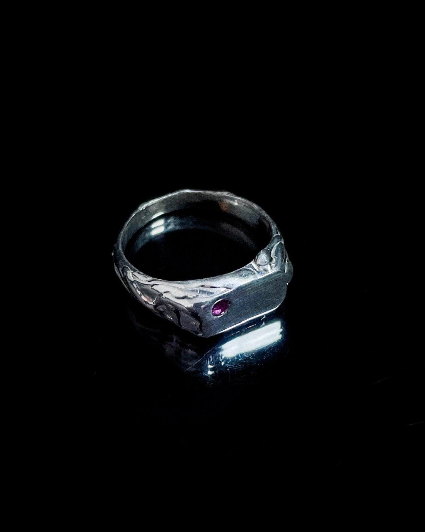 Anillo SELLO textura rubí