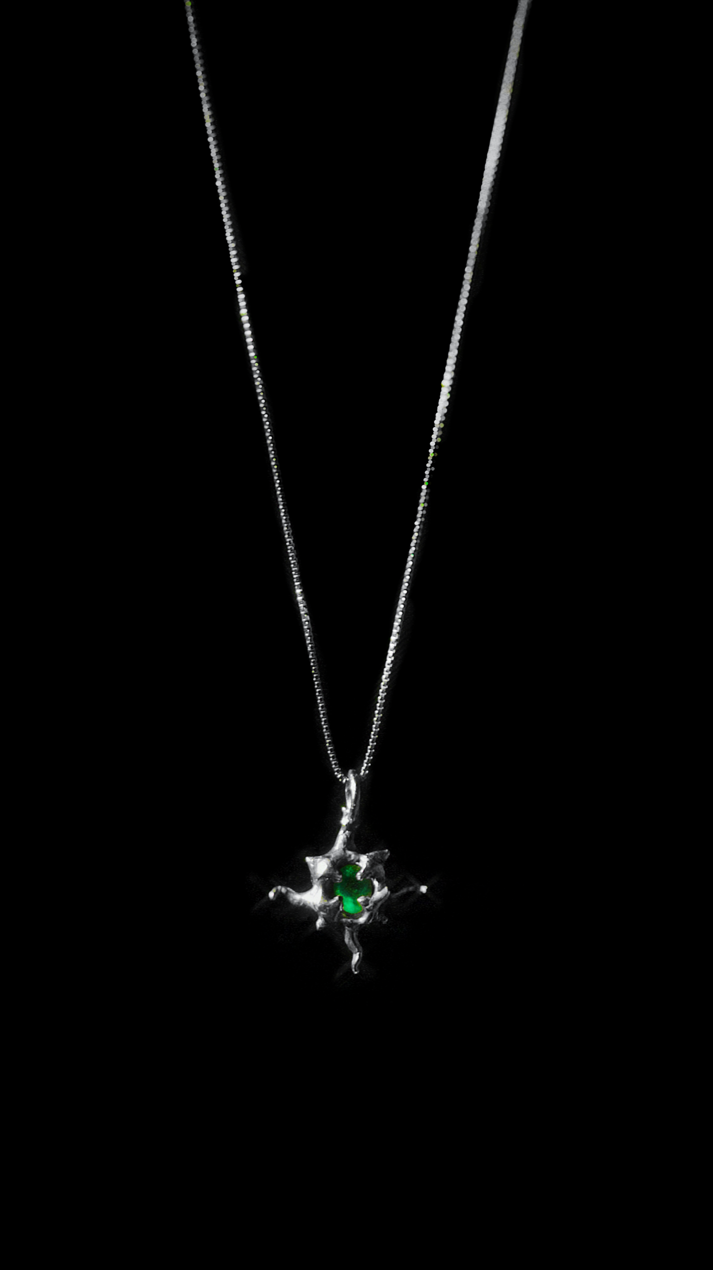 Colgante OMEGA esmeralda