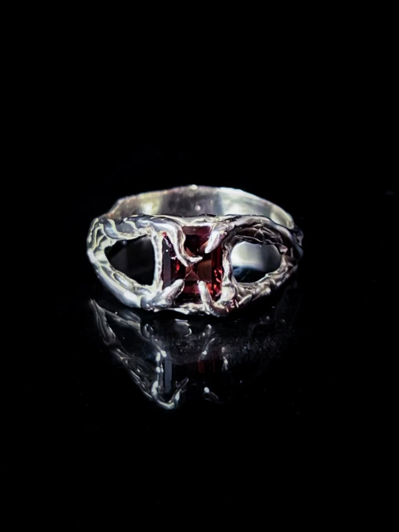 Anillo METANOIA granate